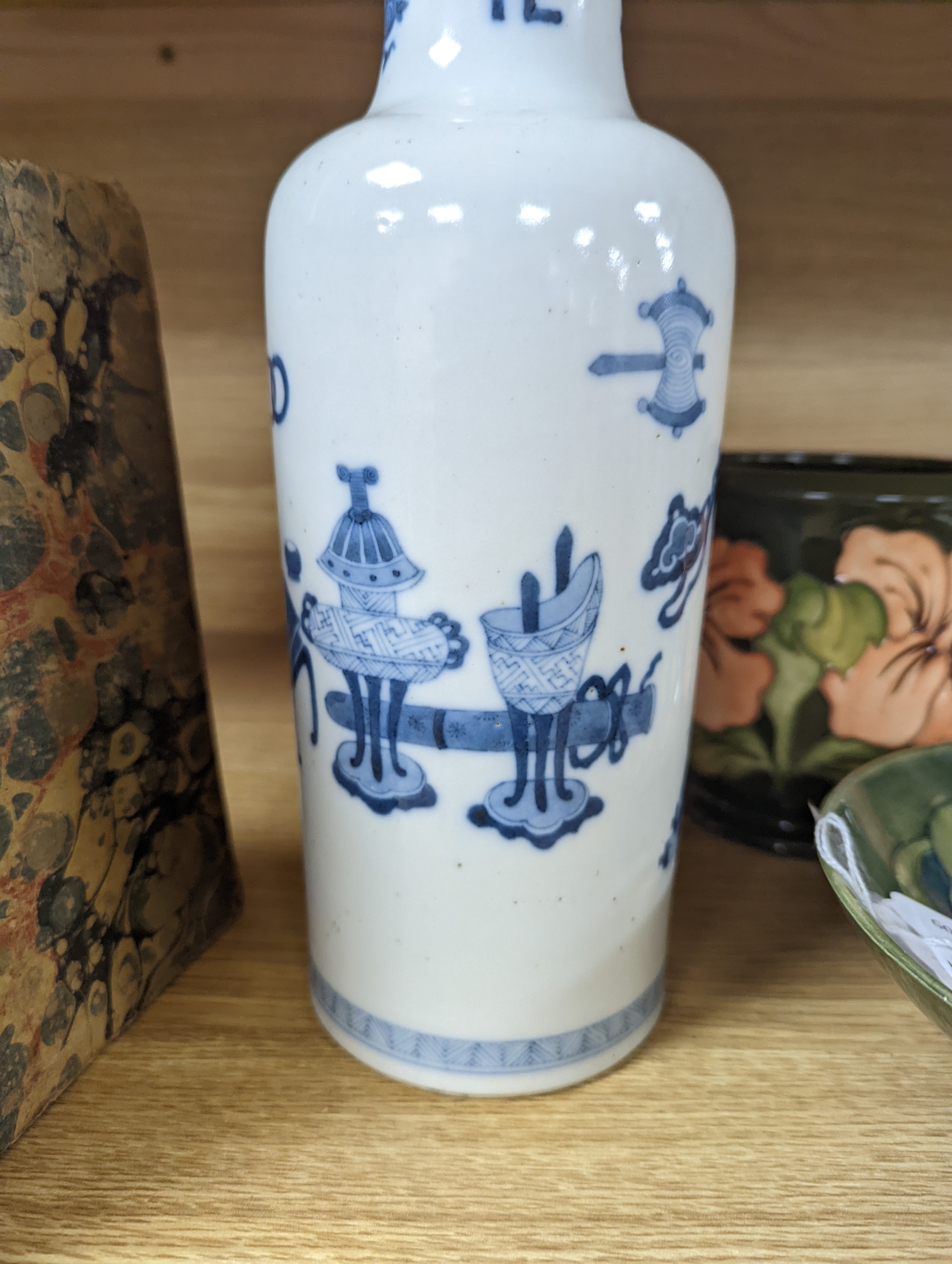 A Chinese blue and white vase 26cm